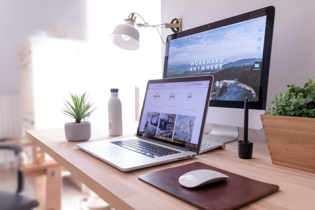 MacBook Pro on table beside white iMac and Magic Mouseאתר אינטרנט שבנוי, מעוצב ונכתב כהלכה, יכול לסייע לבנות מודעות למותג, להגביר את הנראות במנועי החיפוש ואף לבנות קהילה.